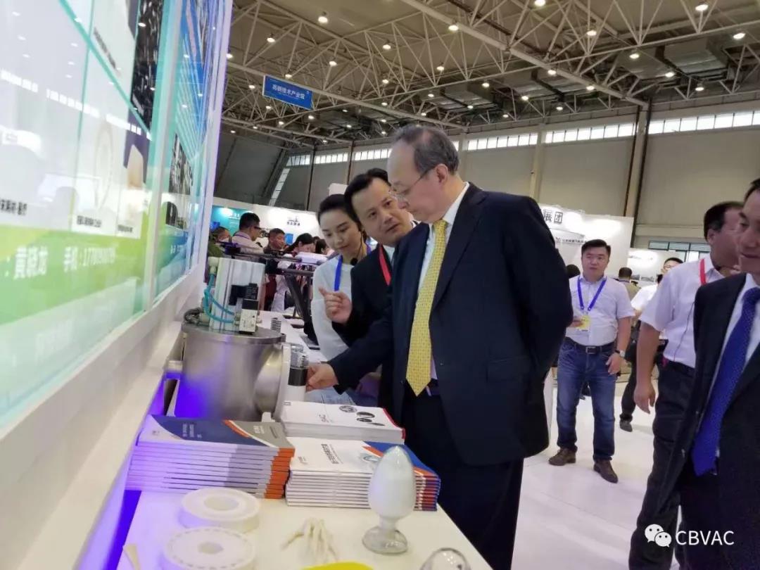 Yin Li, deputy secretary of Sichuan provincial Party committee and governor of Sichuan Province, and Wu Qungang, mayor of Nanchong City, visited the booth of Jiutian Vacuum Science and Technology Fair